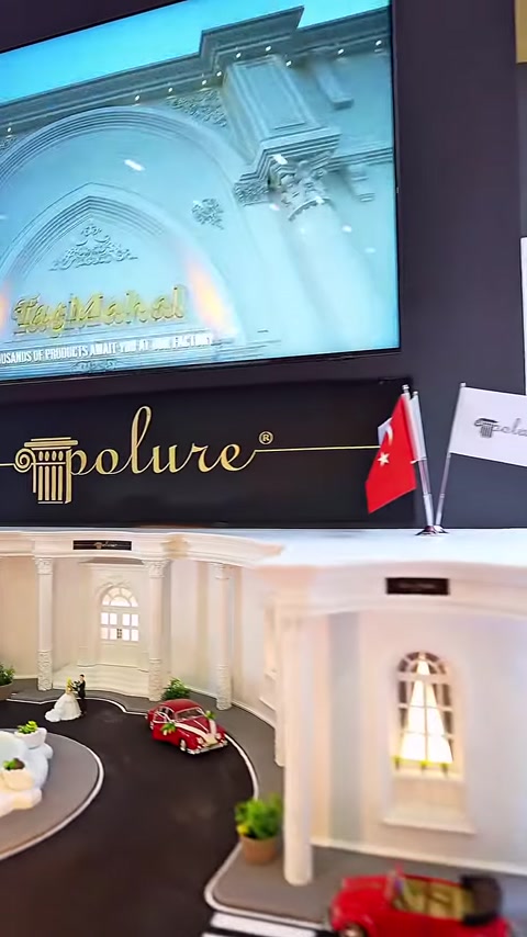 Kemerli pencere söveleri bulunan klasik cephe maketi yakından