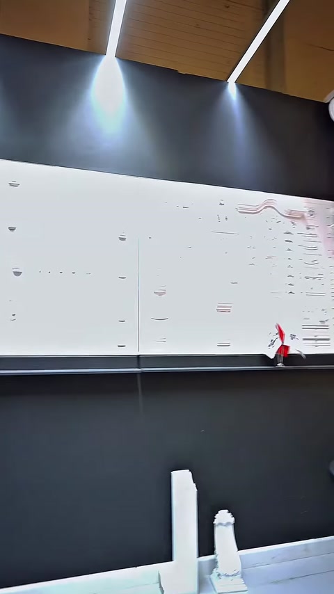 Farklı dekoratif profil örneklerinin sergilendiği fuar standı panosu