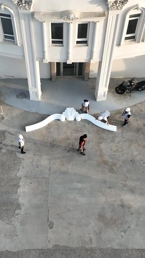 Dış cephe tacının S kavisli kanatları zeminde hizalanıyor