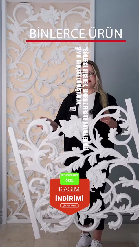 Bitkisel motiflerle işlenmiş beyaz dekoratif panel örneği