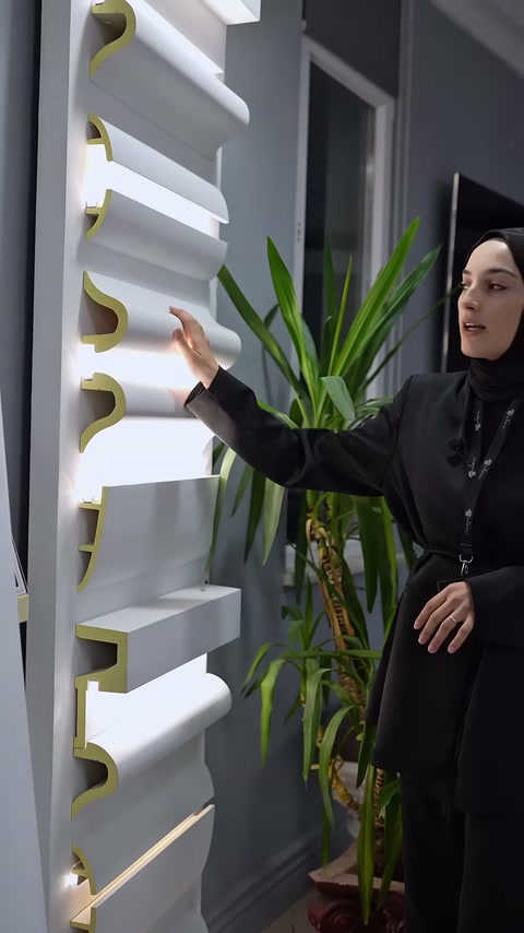 Sunucu aydınlatma standındaki üst sıra dekoratif profili yakından gösteriyor.