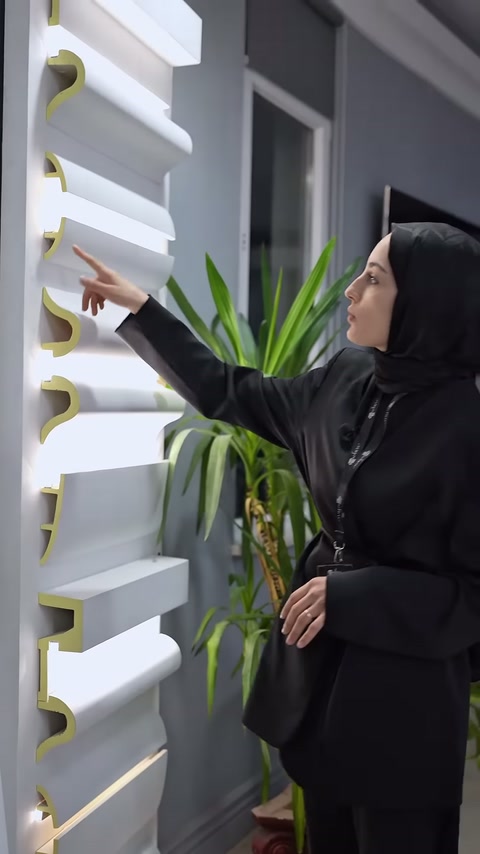 Poliüretan profil standında kavisli kanal yapısına sahip numune inceleniyor.