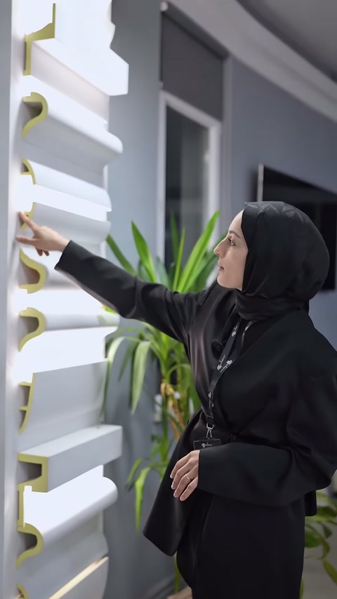 Showroom standında basamaklı ve kavisli kartonpiyer kesitleri birlikte sunuluyor.