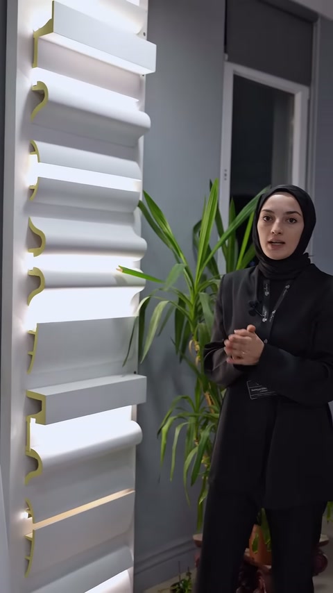 Kavisli ve köşeli kartonpiyer kesitleri sunucunun yanında sıralanıyor.