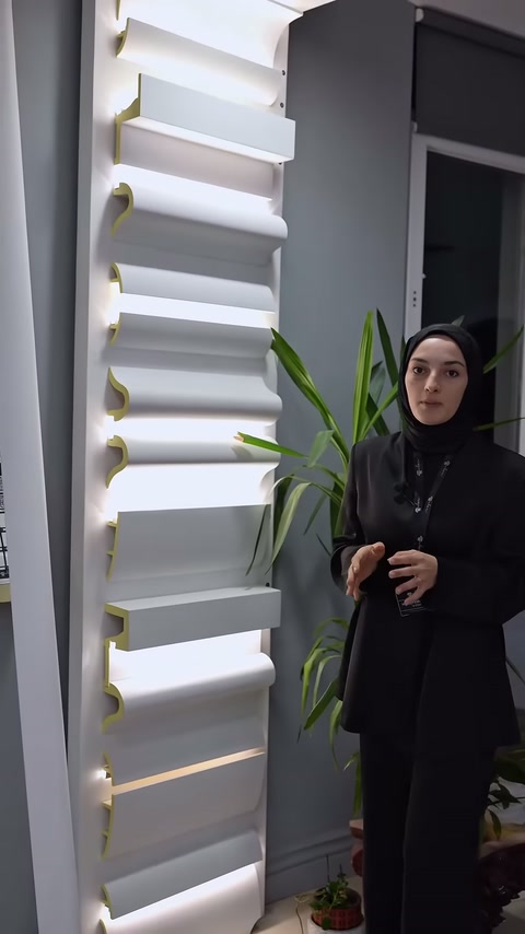 Dikey stanttaki kartonpiyerlerin alt ve üst aydınlatmaları birlikte görülüyor.
