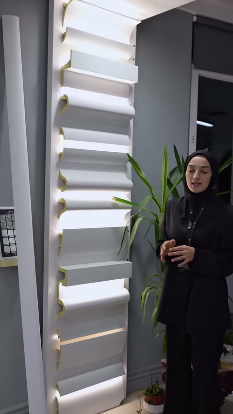 Sunucu sergi panelindeki farklı kalınlıktaki beyaz profilleri tanıtıyor.