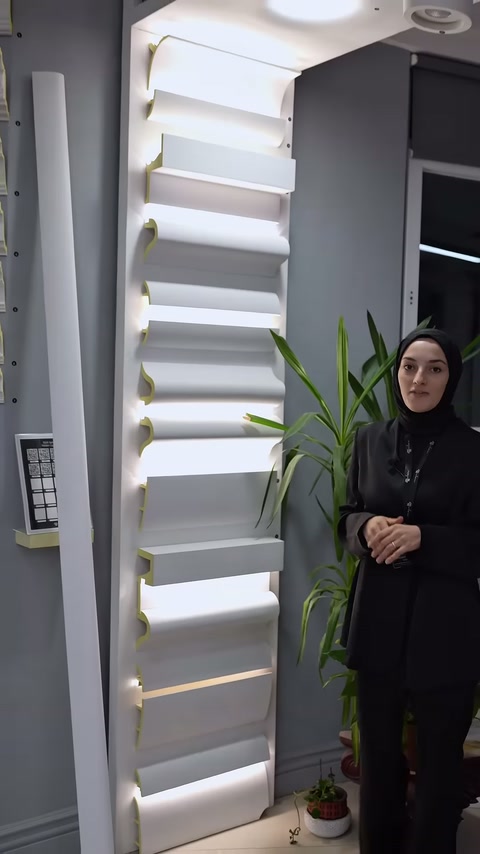 Poliüretan kartonpiyer standı, sunucuyla birlikte geniş açıdan görüntüleniyor.