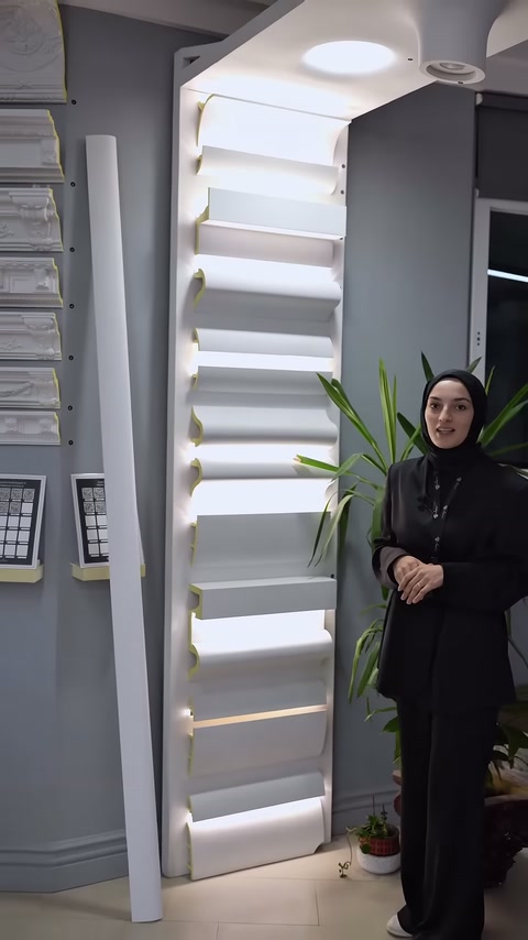 Showroom duvarında aydınlatılan profil modelleri tam boy sergileniyor.