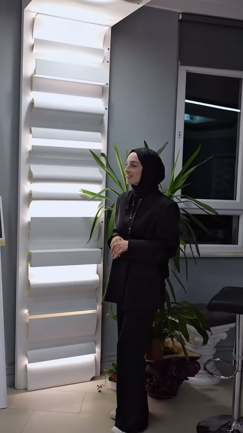 Aydınlatmalı numune paneli ve poliüretan profil çeşitleri genel planda görülüyor.