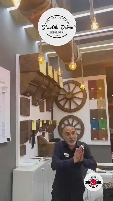 Tavana yerleştirilen ahşap görünümlü kiriş ve sarkıt aydınlatmalar