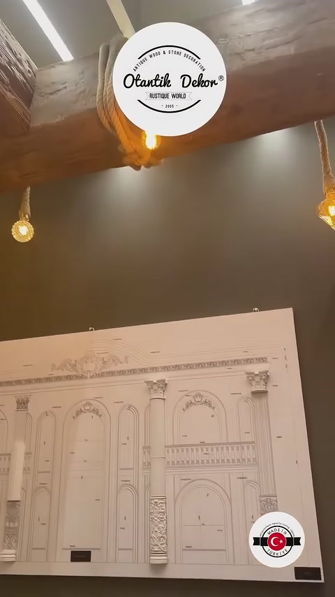 Yatay tavan kirişi, sarkıt ampuller ve mimari pano birlikte görülüyor