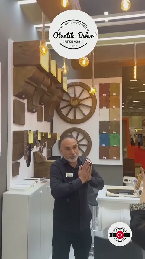 Ahşap dokulu tavan elemanlarının altında görevli uygulamaları anlatıyor