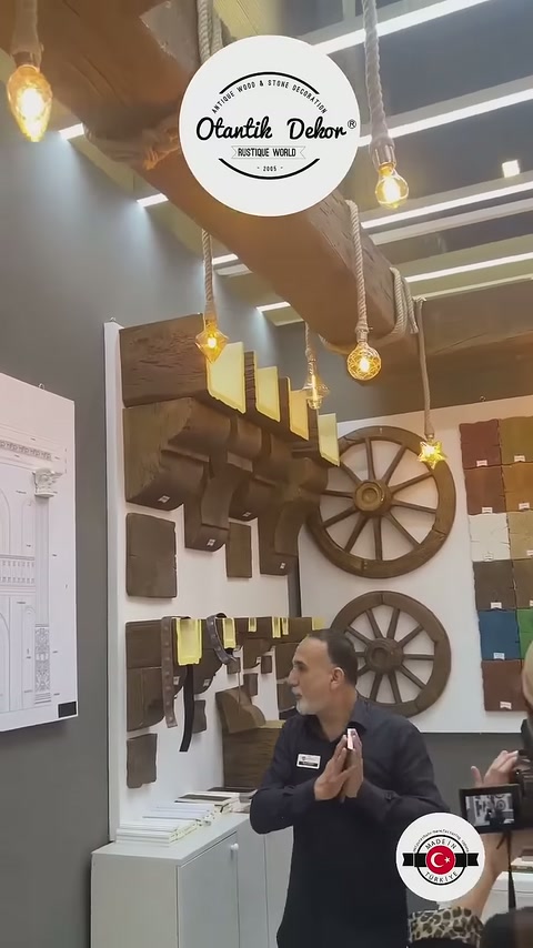 Tavana monte edilmiş kalın dekoratif kirişlerin altında ürünler tanıtılıyor