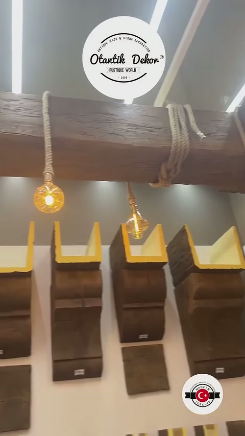 Halat düğümleri ve sarı ışıklı ampuller monte edilmiş kirişi vurguluyor