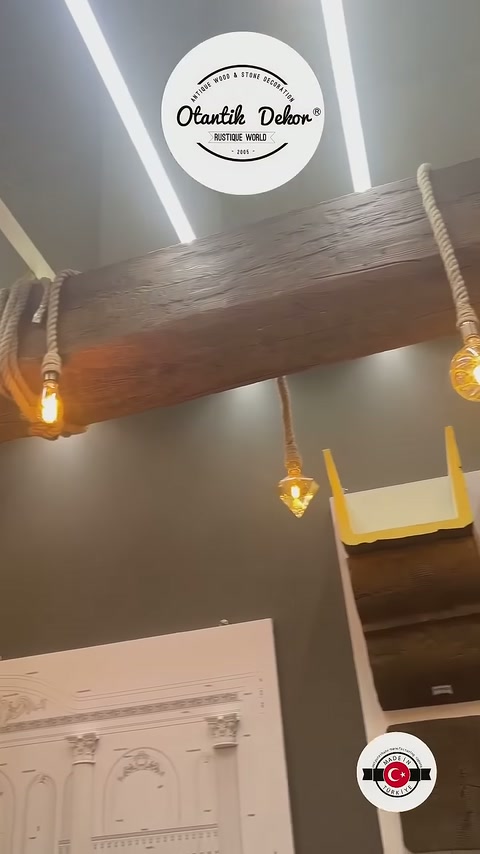 Yakın planda kirişin damarlı yüzeyi halat bağlantısı ve ampuller görülüyor