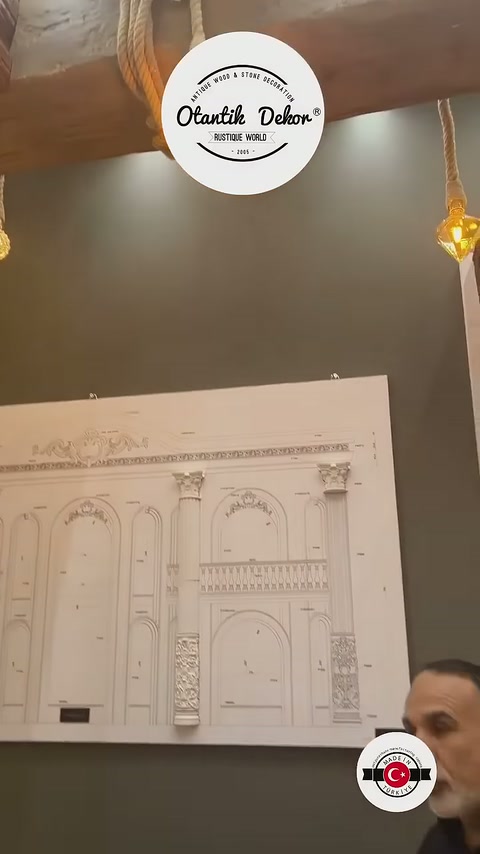 Tavan kirişi asılı ampul ve alttaki dekoratif çizim panosuyla görülüyor