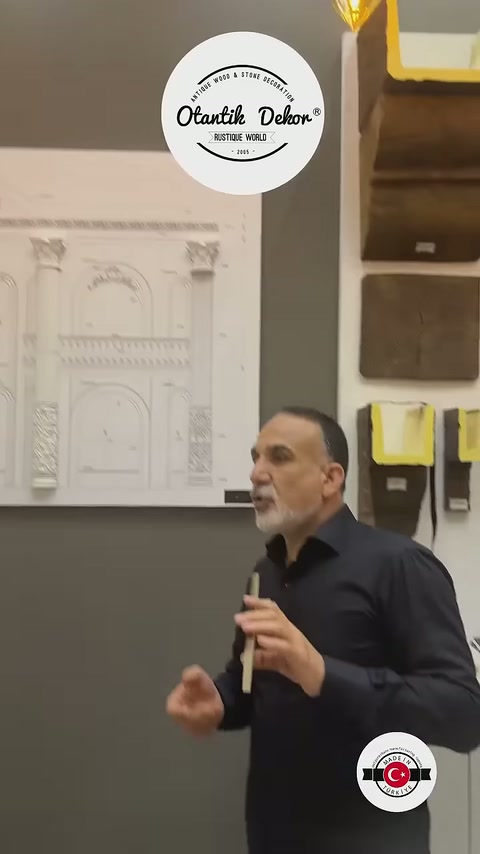 Görevli çizim panosu ile kiriş numuneleri arasında sunum yapıyor