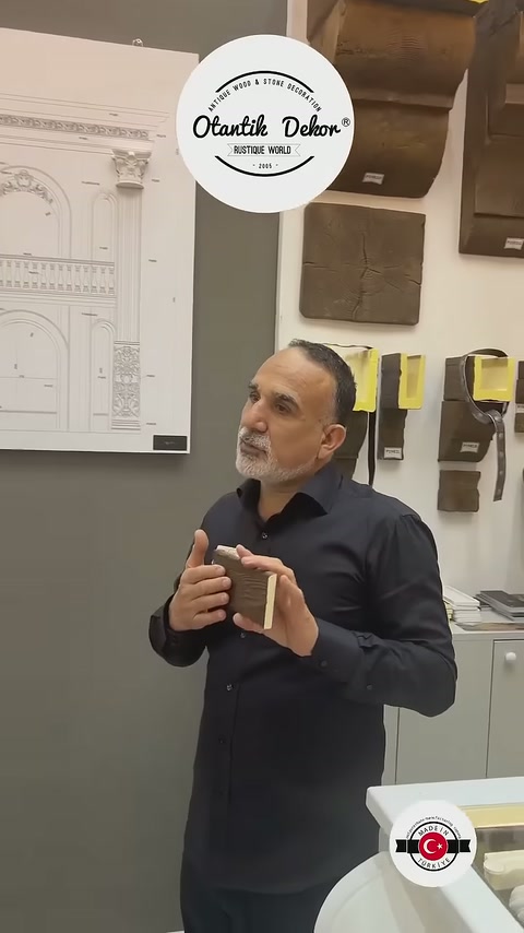 Sunumcu elindeki ahşap tonlu kiriş kesitini ziyaretçilere gösteriyor