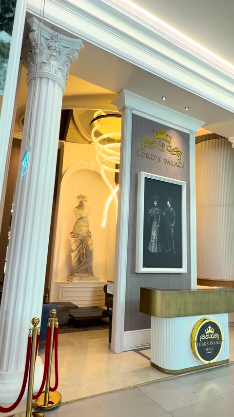 Beyaz sütunlarla çerçevelenen otel karşılama alanının genel görünümü