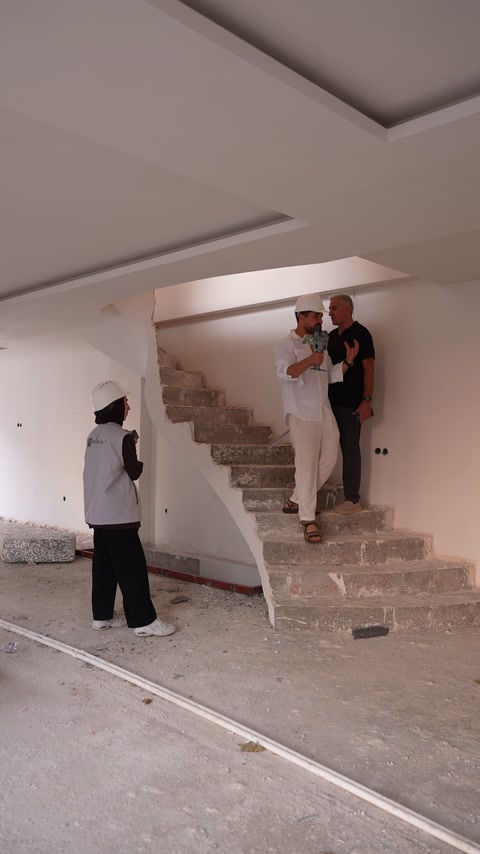 Keşif ekibi yapım aşamasındaki merdiven alanını yerinde inceliyor