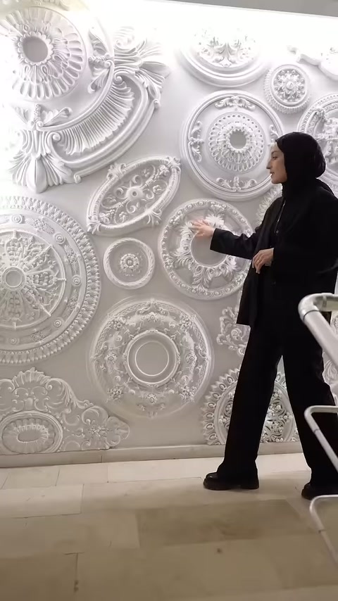 Dairesel poliüretan süsler sergi duvarında, montaj öncesi numune olarak duruyor