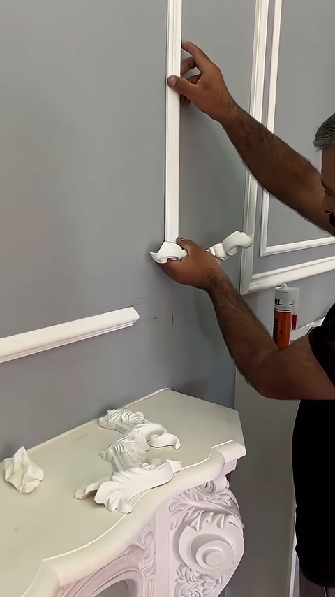 Usta, yatay ve dikey çıtaların birleşimine köşe süsü yerleştiriyor