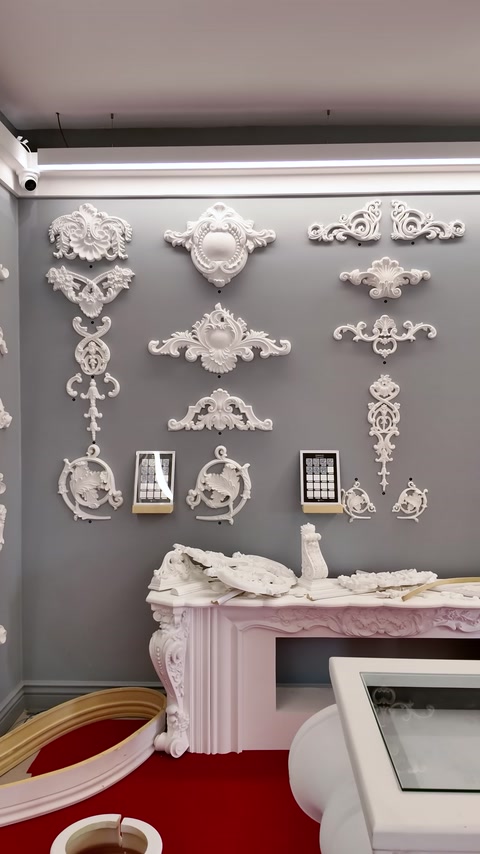 Şömine üstünde ve duvarda sergilenen dekoratif motif koleksiyonu