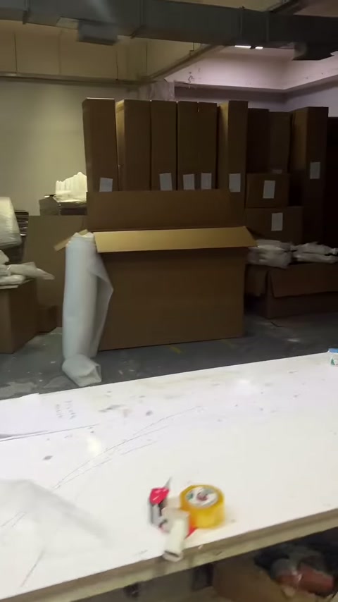 Paketleme masasındaki bant ve malzemeler sütun üretimine hazırlanıyor