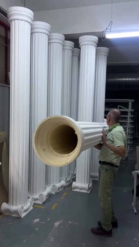 Usta çapraz tuttuğu sütunun açık ucunu kameraya doğru çeviriyor