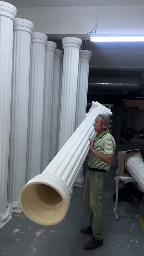 Çalışan hafifçe kaldırdığı sütunun iç kısmını önden gösteriyor