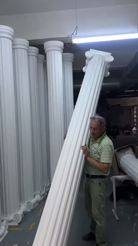 Çapraz taşınan yivli sütunun başlık bölümü ön planda görülüyor