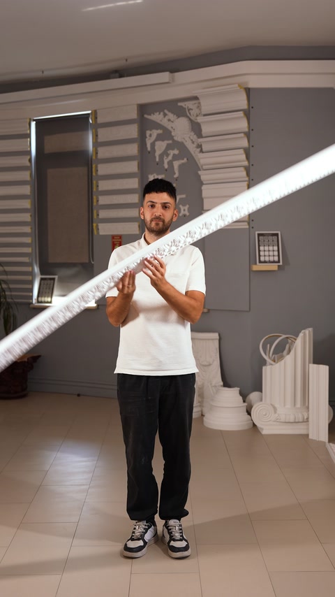 Uzun desenli bordür, showroom içinde çapraz biçimde sergileniyor.