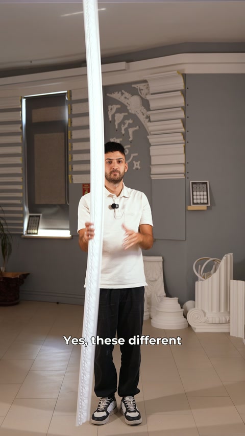 Düz kalan rigid bordür, sunucunun iki eli arasında dikey duruyor.