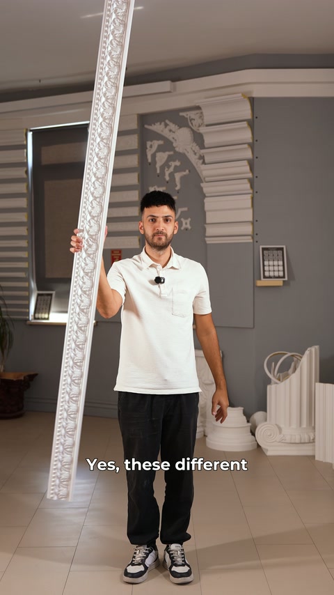 İnce desenli sert bordür, showroom zemininden tavana doğru uzatılıyor.