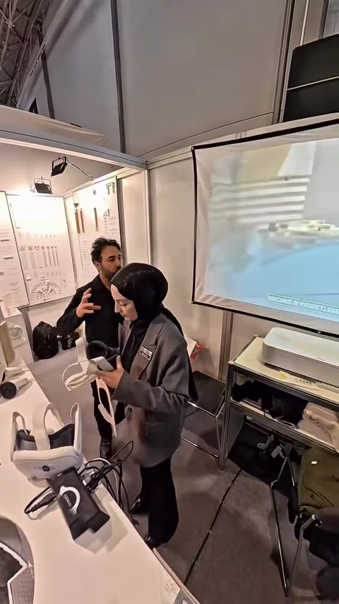 Görevli, maket projesini ekran eşliğinde ziyaretçilere açıklıyor.