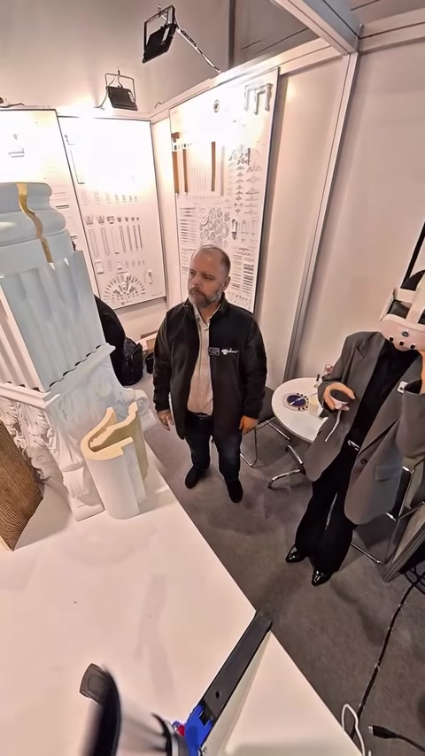Ziyaretçi, sütun maketlerinin yanında VR gözlüğünü deneyime hazırlıyor.