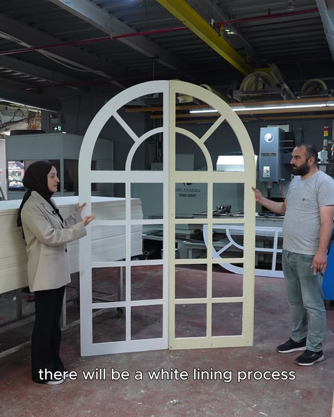 Kemerli yapay pencere çerçevesinin detayları yakından gösteriliyor