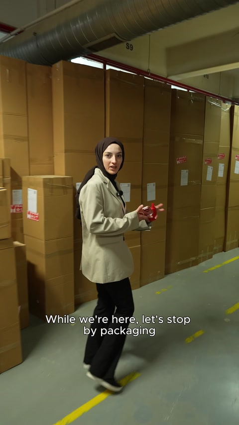 Fabrika paketleme alanında sevkiyata hazırlanan büyük kutular sıralanıyor