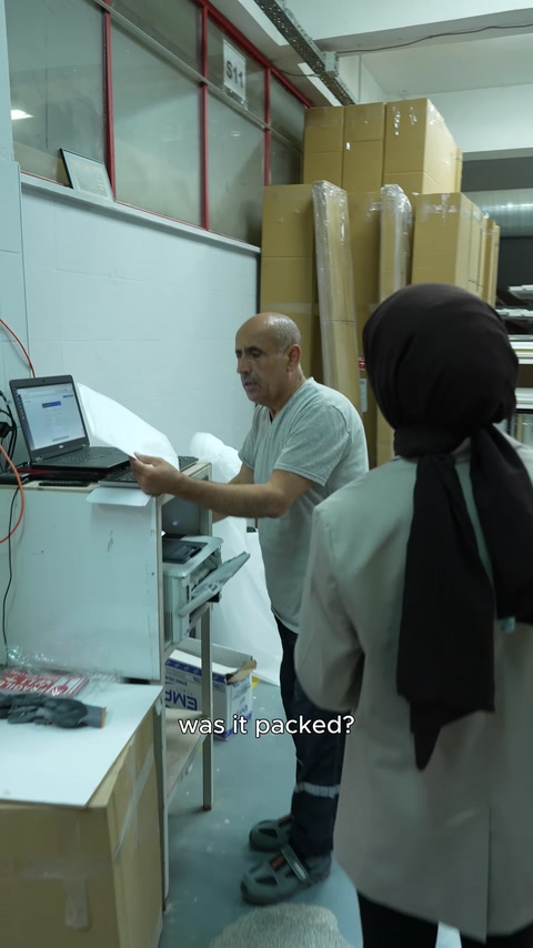 Üretim ekibi iş emrindeki proje detaylarını birlikte kontrol ediyor