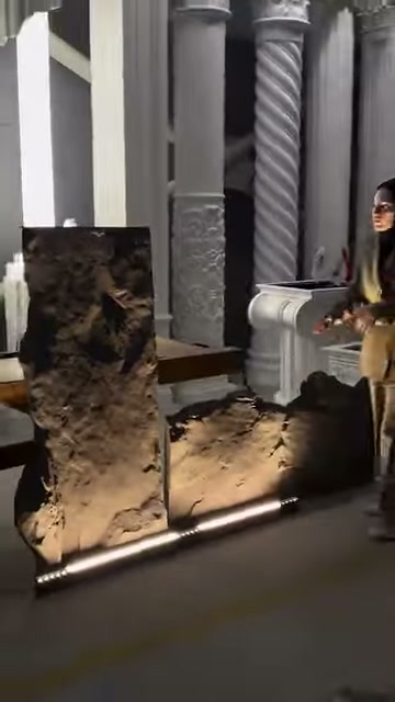 Kaya dokulu iki panel, dekoratif sütunların önünde yan yana sergileniyor