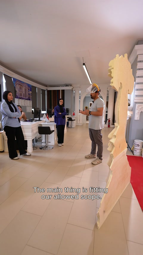 Ziyaretçiler, showroomda büyük rölyef örneği üzerinden sunumu takip ediyor.