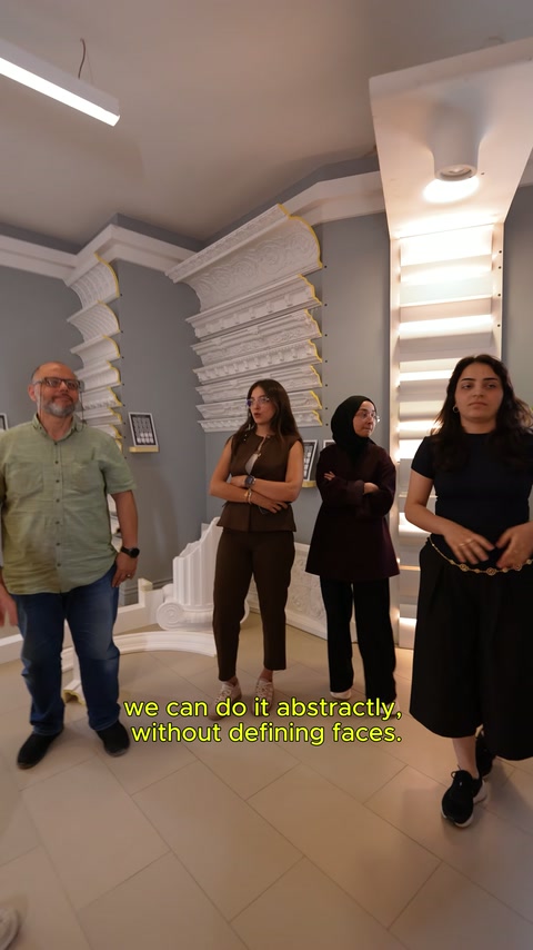 Duvar profilleri ve katmanlı bordürler, showroomda dekoratif yüzey örnekleri sunuyor.