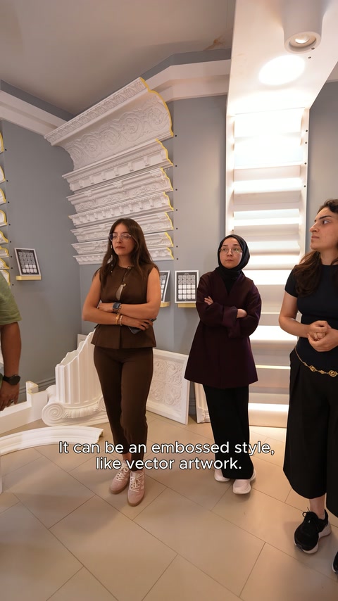 Showroom ekibi, kabartmalı duvar uygulamalarını yakından değerlendiriyor.