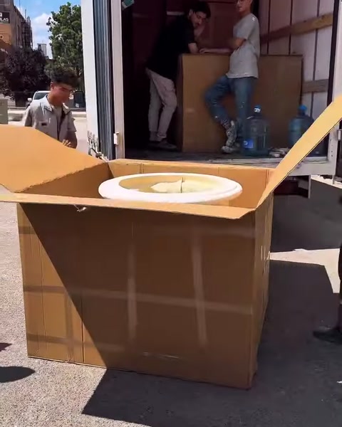 Açılan ambalaj içinde beyaz dekoratif sütun başlığı görülüyor