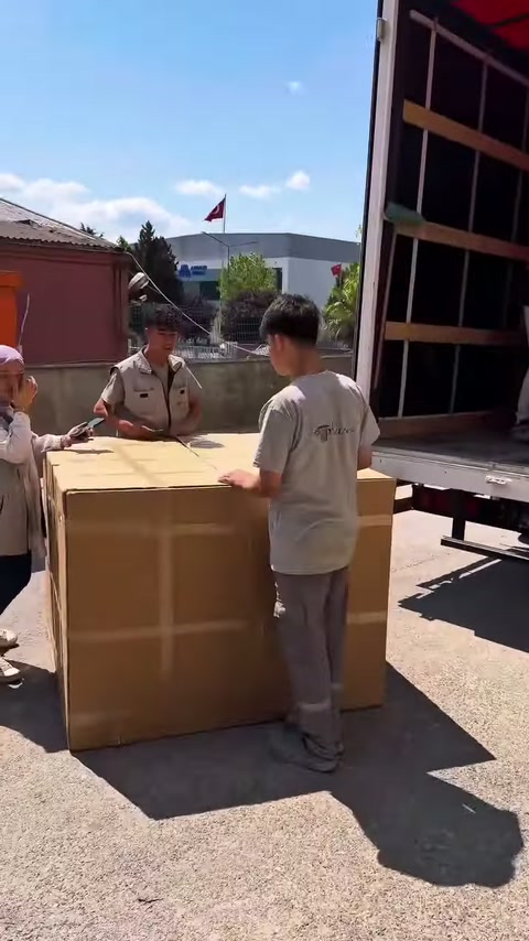 Video, poliüretan dekoratif sütun başlığının kutudan çıkarılma sürecini gösteriyor