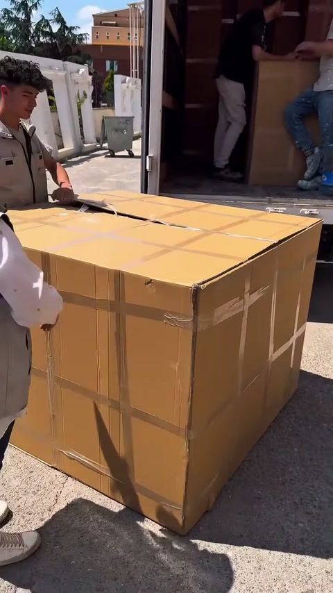 Kamyon önündeki ekip kutunun üst bağlantılarını kontrol ediyor