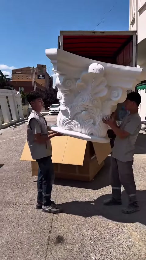Başlık dikleştirilirken oyma görünümlü ön yüz kameraya dönüyor