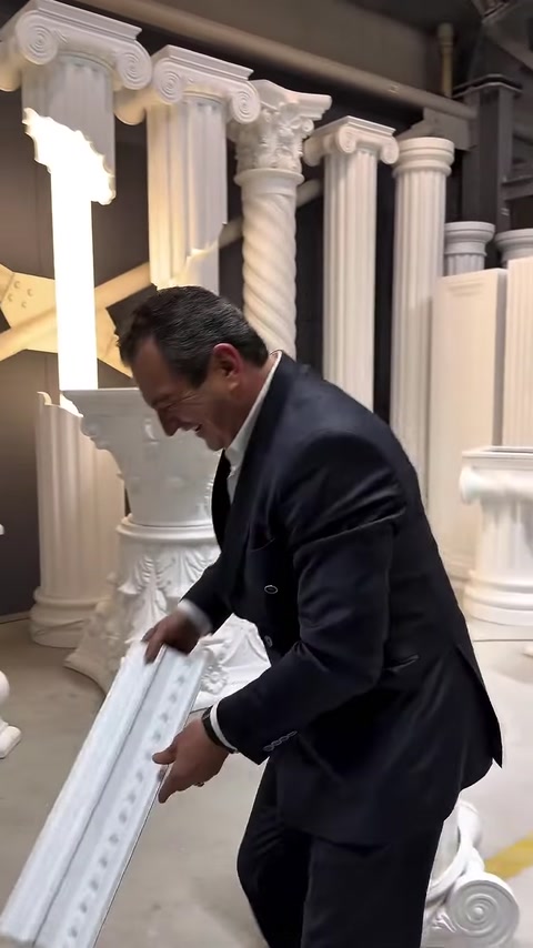 İşlemeli beyaz söve profili yakından elle inceleniyor