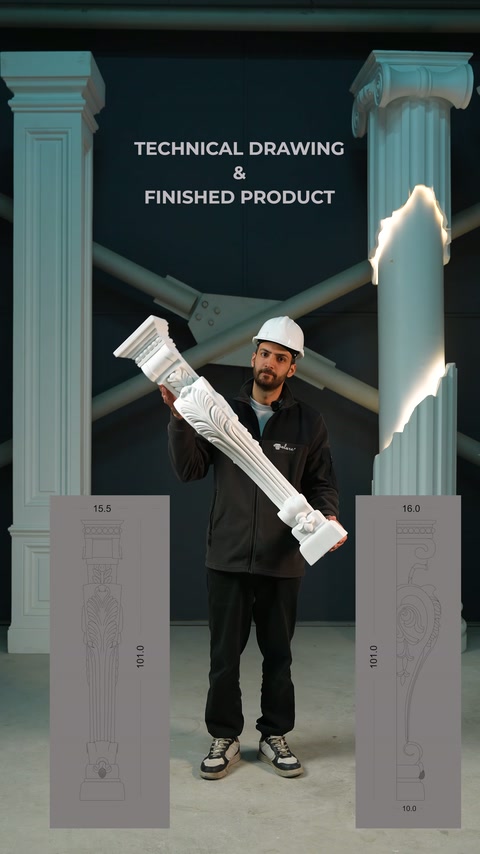 Beyaz pilaster gövdesi teknik taslaklarla birlikte atölyede elde tutuluyor