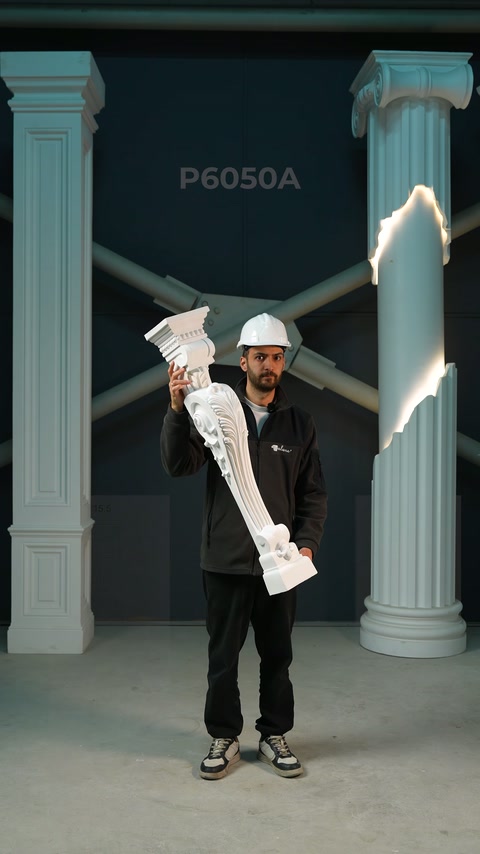 Usta, beyaz pilaster süslemesini bitmiş sütunların yanında öne çıkarıyor